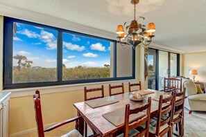 House | Private kitchen | Stovetop, dishwasher, cookware/dishes/utensils - 1129 Beach Walker (Fernandina Beach)