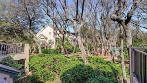 A house surrounded by trees and greenery. - 306-sailmaker (Fernandina Beach)