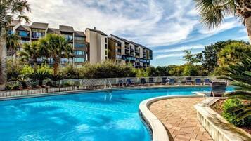 Una piscina al aire libre