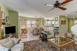 Living room - 105-sailmaker (Fernandina Beach)