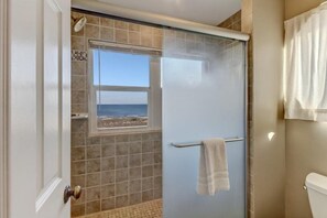 Huis | Badkamer | Een bad/douchecombinatie, een haardroger, shampoo