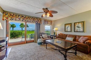 Vila | Sala de estar | TV de tela plana