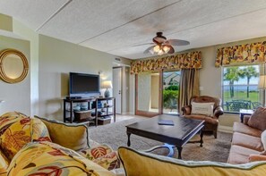 Villa | Living room | Flat-screen TV - 203-sailmaker (Fernandina Beach)