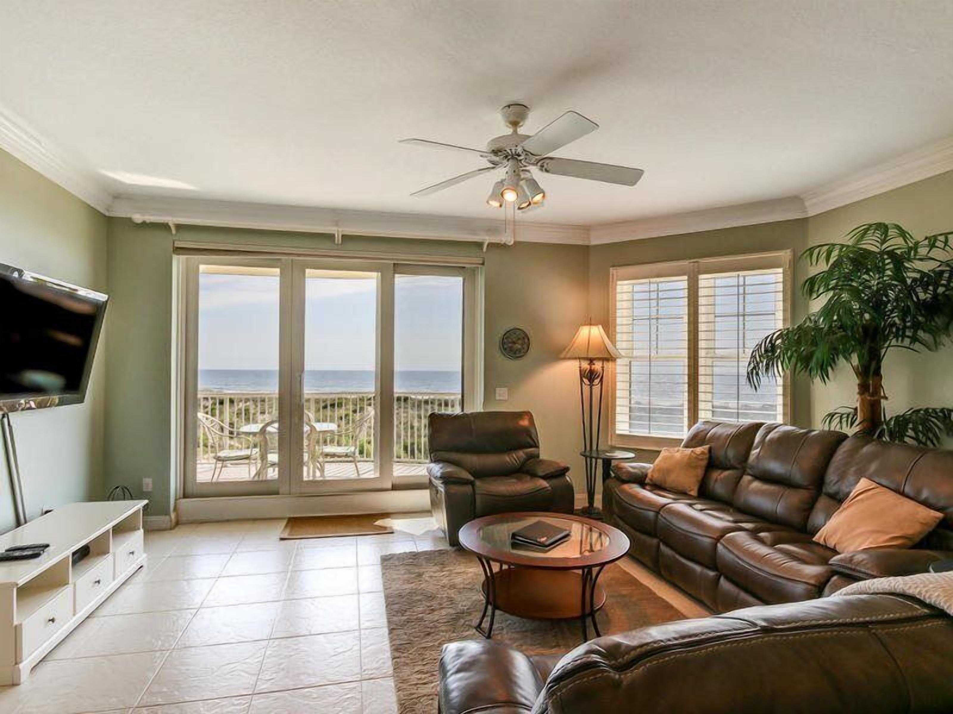 Condo | Living room | Flat-screen TV