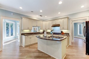 Maison | Cuisine privée | Four, plaque de cuisson, lave-vaisselle, chaise haute