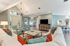 Maison | Salle de séjour | Télévision à écran plat, cheminée, jouets