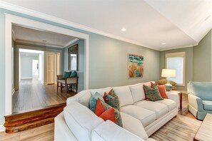 Casa | Sala de estar | Televisión de pantalla plana, chimenea y juguetes 