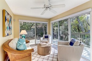 Casa | Sala de estar | Televisión de pantalla plana, chimenea y juguetes 