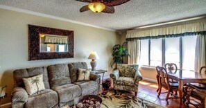 House | Living room | Flat-screen TV - 1862-turtle-dunes (Fernandina Beach)