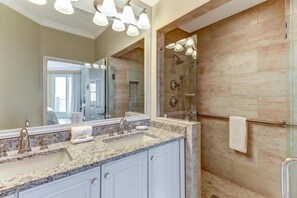 Apartment | Badezimmer | Duschwanne, Shampoo