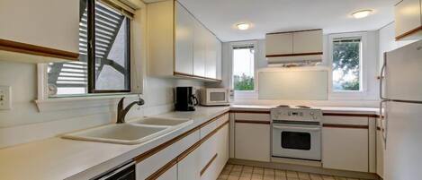 House | Private kitchen | Stovetop, dishwasher, cookware/dishes/utensils