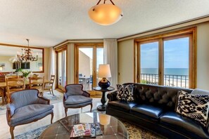 Apartment | Living room | Flat-screen TV, books