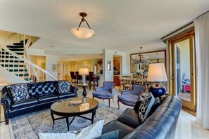 Apartment | Living room | Flat-screen TV, books - 1869-turtle-dunes (Fernandina Beach)