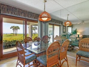 Condo | Cuisine privée | Un four, surface de cuisson, lave-vaisselle, grille-pain