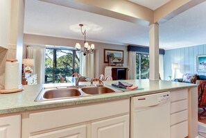 Talo | Yksityinen keittiö | Uuni, liesi, astianpesukone, keittoastiat/astiat/ruokailuvälineet