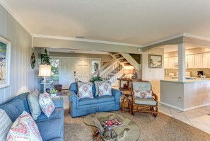 House | Living room - 2010-beachwood (Fernandina Beach)