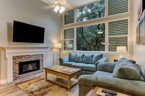 Condo | Sala de estar | TV de tela plana