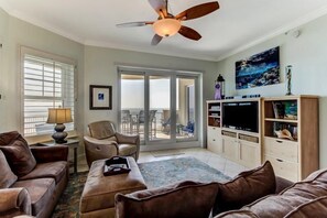 Apartamento | Sala de estar | Una televisión de pantalla plana, un reproductor de DVD