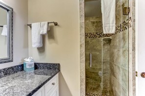 Maison | Salle de bain | Ensemble douche/baignoire, serviettes fournies