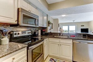 House | Private kitchen | Stovetop, dishwasher, cookware/dishes/utensils - 207-sailmaker (Fernandina Beach)