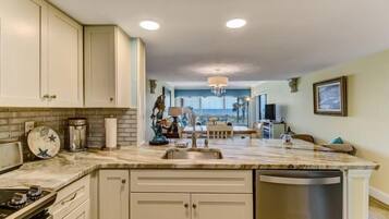 Condo | Cozinha privada | Cooktop, lava-louças, talheres/pratos/utensílios de cozinha