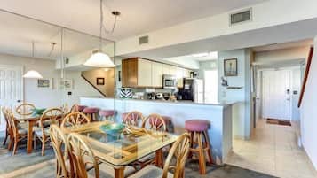 Condo | Cozinha privada | Fogão, cooktop, lava-louças, talheres/pratos/utensílios de cozinha