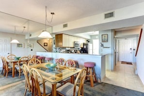 Condo | Cozinha privada | Fogão, cooktop, lava-louças, talheres/pratos/utensílios de cozinha