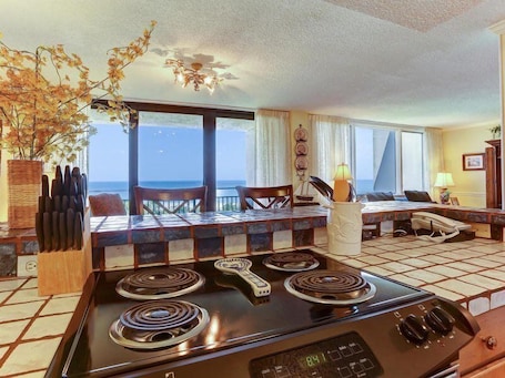 Placa de cocina, lavavajillas, utensilios de cocina