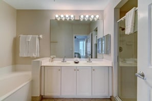 Condo | Baño | Tina con regadera y toallas 