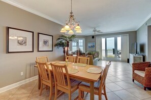 2 bedrooms, desk, cots/infant beds, free WiFi - 52-ocean-place (Fernandina Beach)