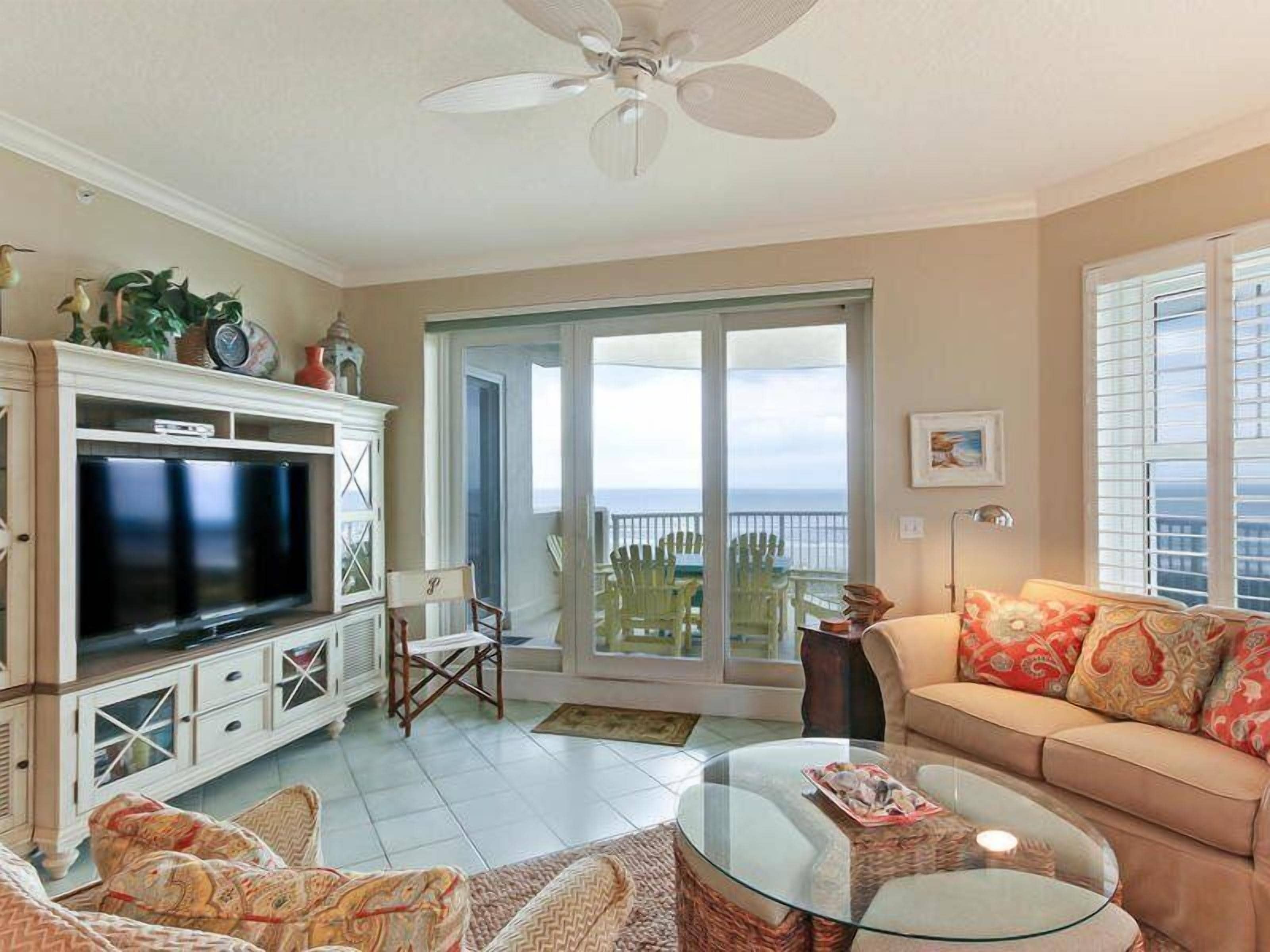 Condo | Living room | Flat-screen TV, DVD player