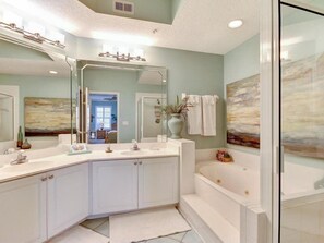 Appart'hôtel | Salle de bain | Ensemble douche/baignoire, serviettes fournies