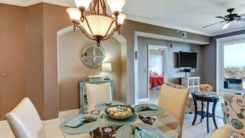 Condo | 2 quartos, escrivaninha, berços, Wi-Fi de cortesia