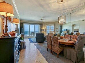 Condo | Cozinha privada | Cooktop, lava-louças, talheres/pratos/utensílios de cozinha