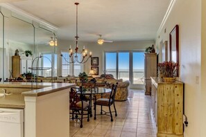 Condo | Cozinha privada | Cooktop, lava-louças, talheres/pratos/utensílios de cozinha