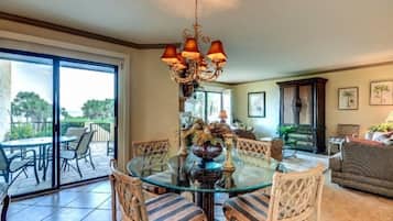 單棟房屋 | 客廳 | 平面電視、壁爐、DVD 播放機