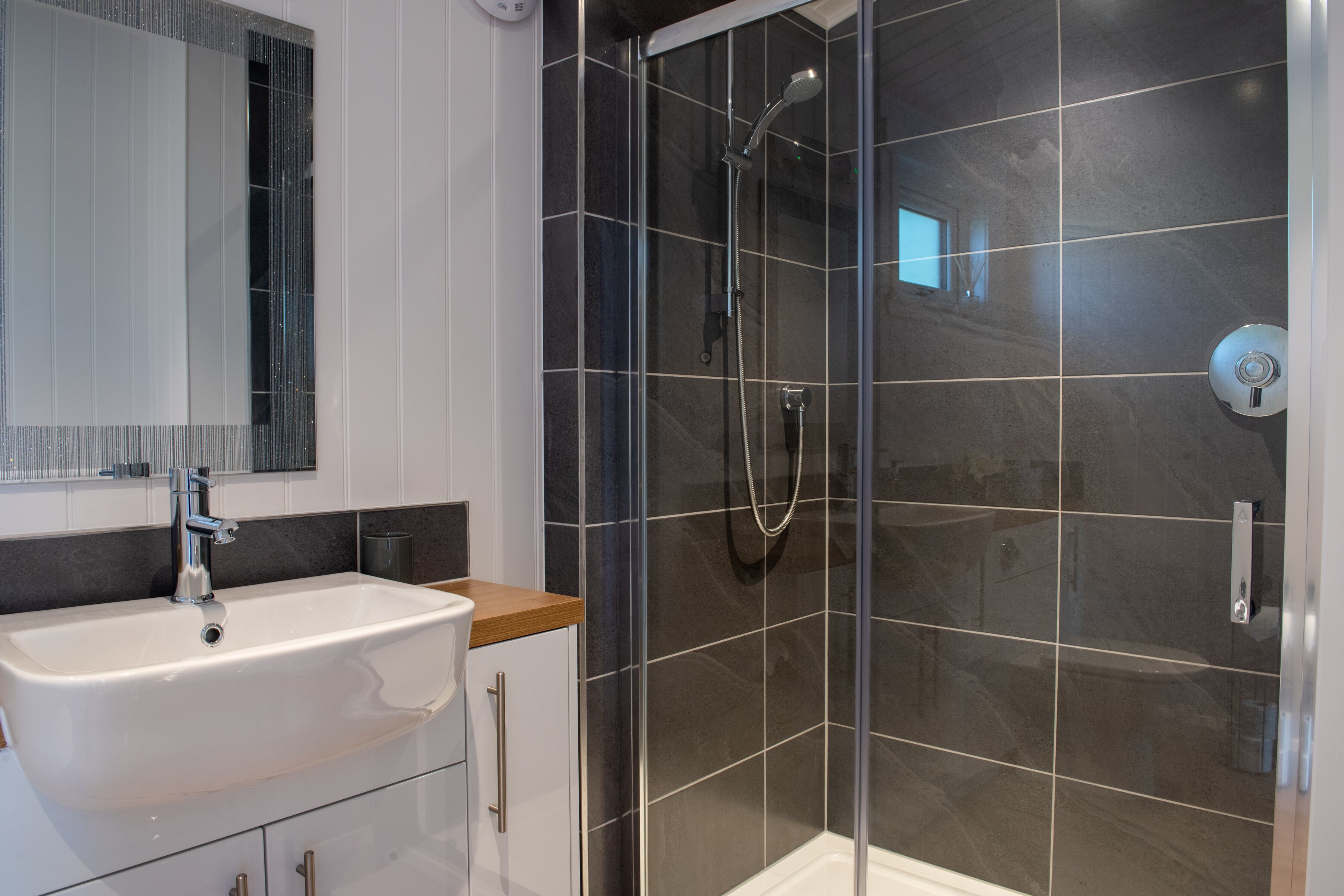 Cabin | Bathroom | Shower, hair dryer, towels