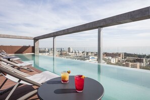 Seasonal outdoor pool, sun loungers - Hotel Acta Voraport (Barcelona)