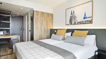 Habitación superior con 1 cama doble o 2 individuales, vistas a la ciudad | Caja fuerte, escritorio, cortinas opacas y sistema de insonorización