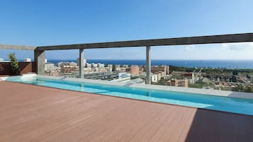 Seasonal outdoor pool, sun loungers