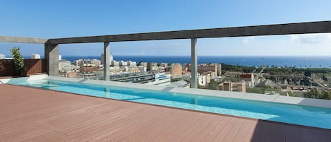 Una piscina al aire libre de temporada, tumbonas