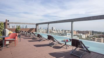 Una piscina al aire libre de temporada, sillones reclinables de piscina