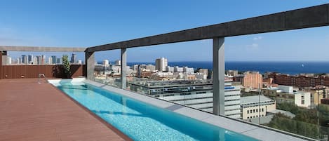 Piscina externa sazonal, espreguiçadeiras