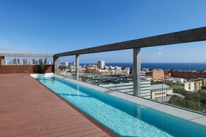 Una piscina al aire libre de temporada, sillones reclinables de piscina