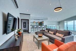 Condo (Fabulous Penthouse for Your Group or ) | Salle de séjour | Téléviseur à écran plat
