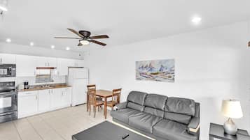 Junior Suite | In-room safe, individually decorated, individually furnished