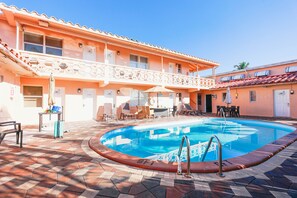 5 outdoor pools - The Palms (Hollywood)