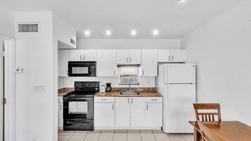 Junior Suite | Private kitchen | Fridge, microwave, coffee/tea maker, toaster