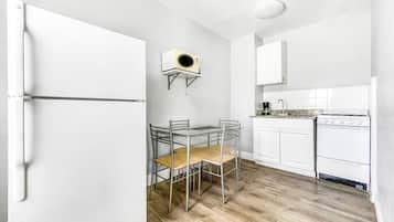 Appartement | Cuisine privée | Réfrigérateur, micro-ondes, cafetière/bouilloire, grille-pain