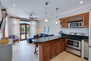 Appartement | Privékeuken | Een koelkast, een microgolfoven, een oven, een kookplaat